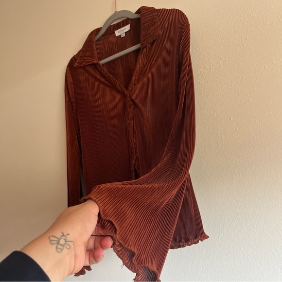 Gilli Cinnamon Plisse Hem Satin Blouse and Pant Lettuce Hem Set Size Medium - Picture 6 of 16